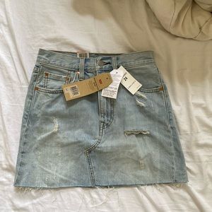 NWT Levi’s deconstructed jean skirt 24
